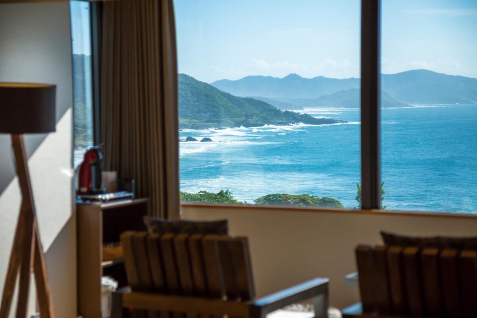 Photo of the whole room, Sea view