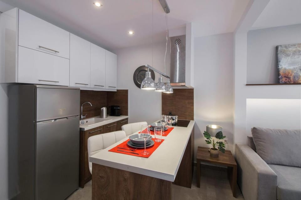 Coffee/tea facilities, Kitchen or kitchenette, Living room, Seating area, Dining area