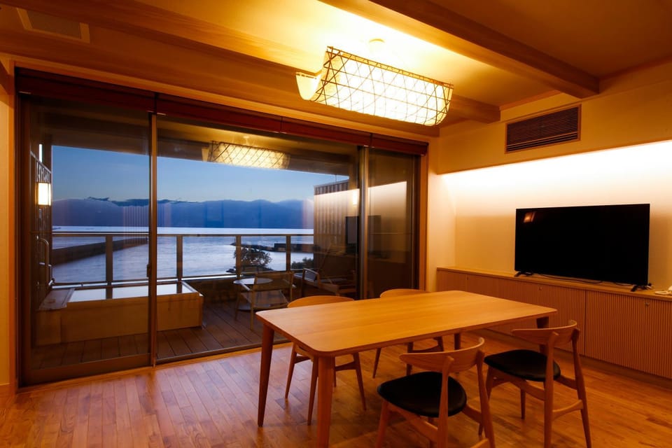 Natural landscape, TV and multimedia, Dining area, Lake view