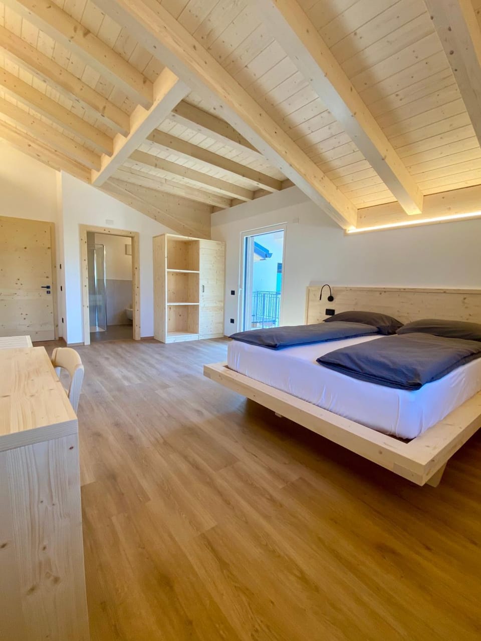 Bed, Photo of the whole room, Bedroom