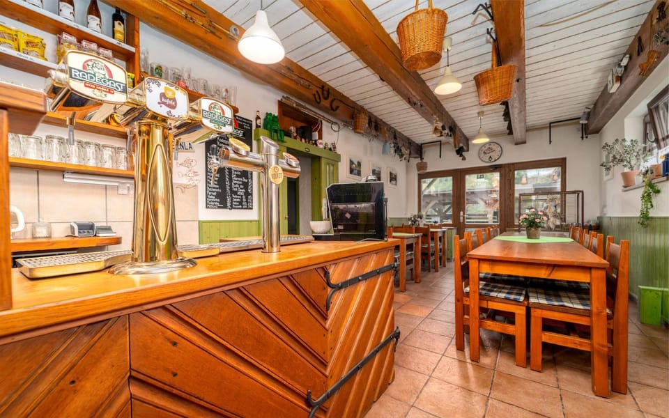 Restaurant/places to eat, Restaurant/places to eat, Lounge or bar, Lounge or bar