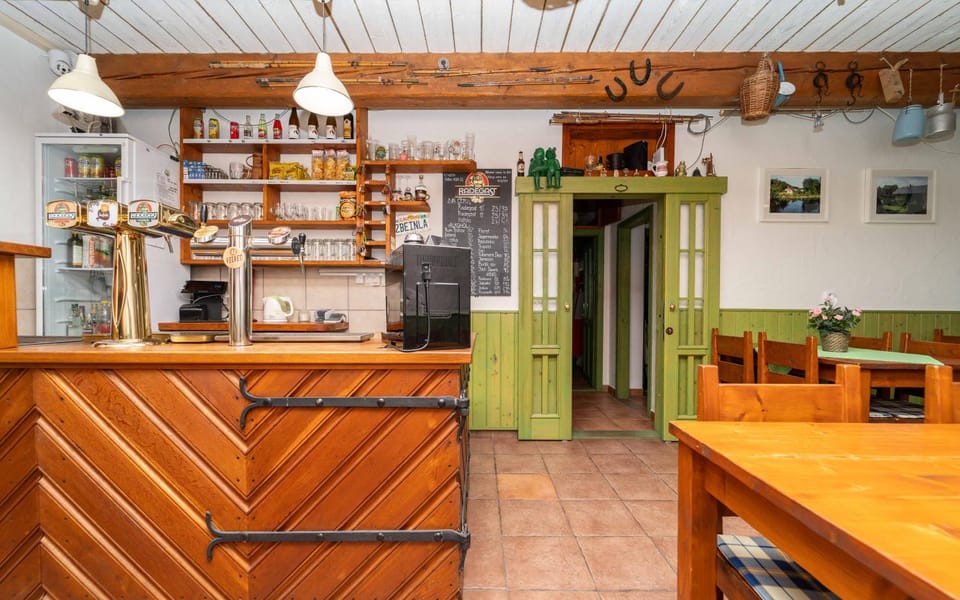 Restaurant/places to eat, Lounge or bar, Seating area