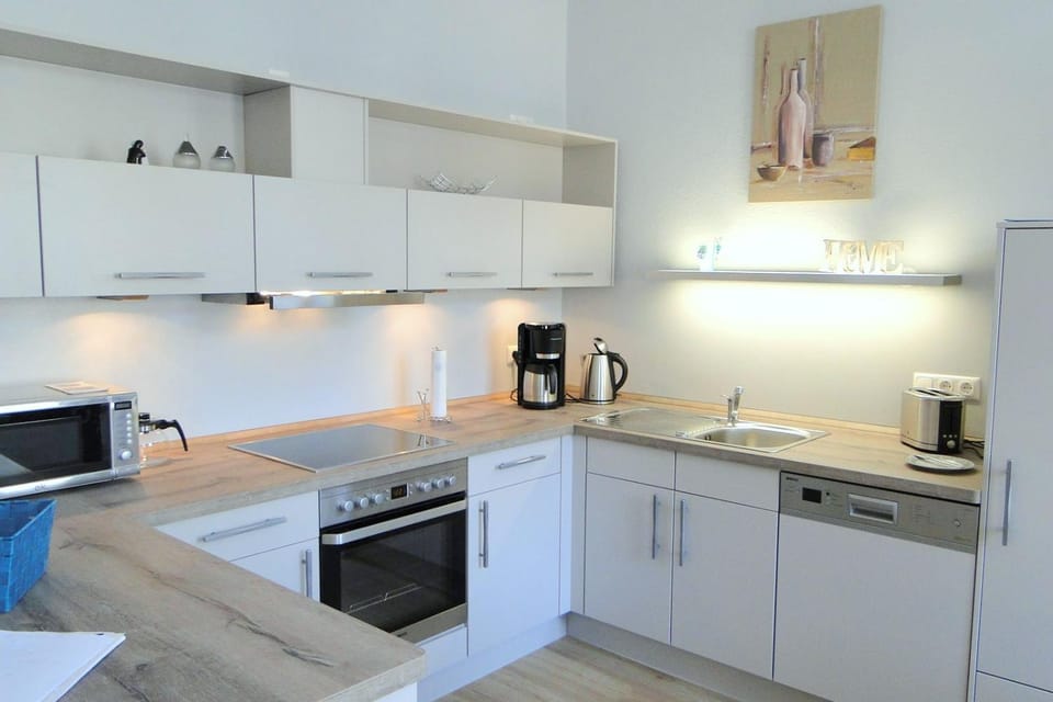 Coffee/tea facilities, Kitchen or kitchenette, dishwasher, oven, stove, toaster