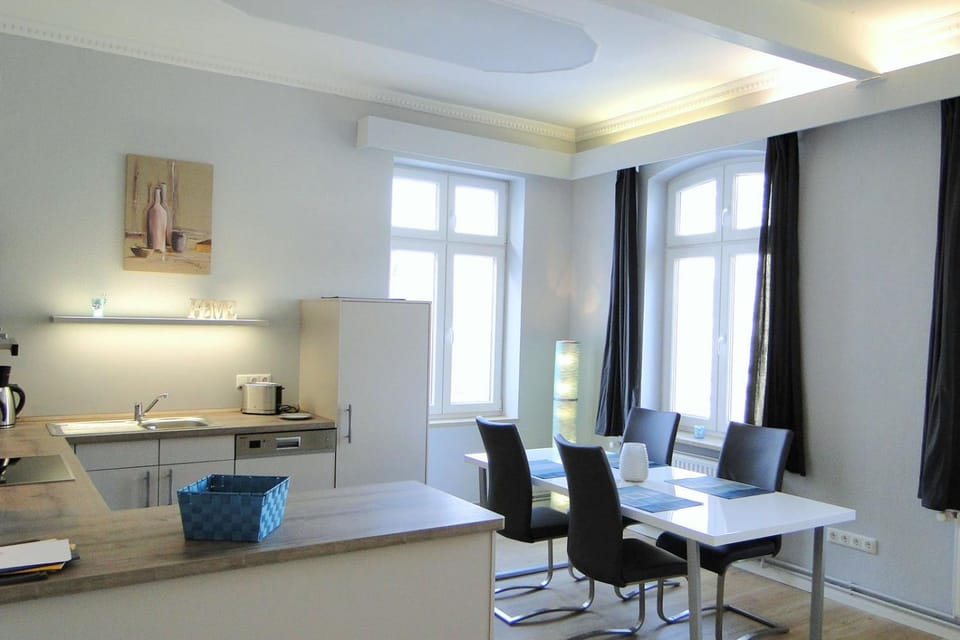 Kitchen or kitchenette, Living room, Seating area, Dining area