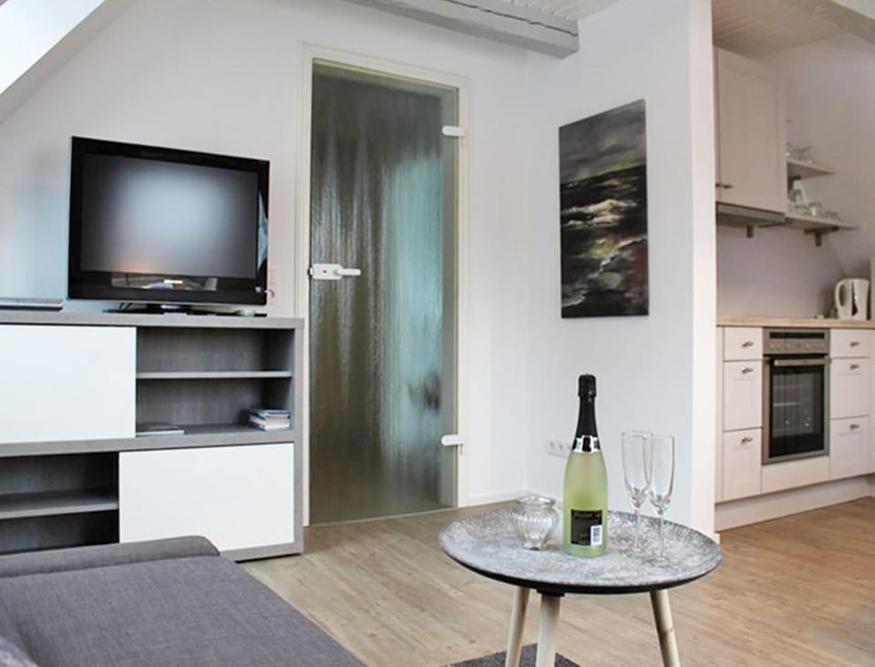 TV and multimedia, Kitchen or kitchenette, oven, stove