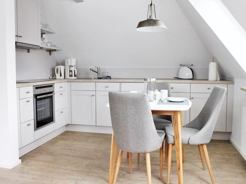 Coffee/tea facilities, Kitchen or kitchenette, Dining area, dishwasher, stove, toaster