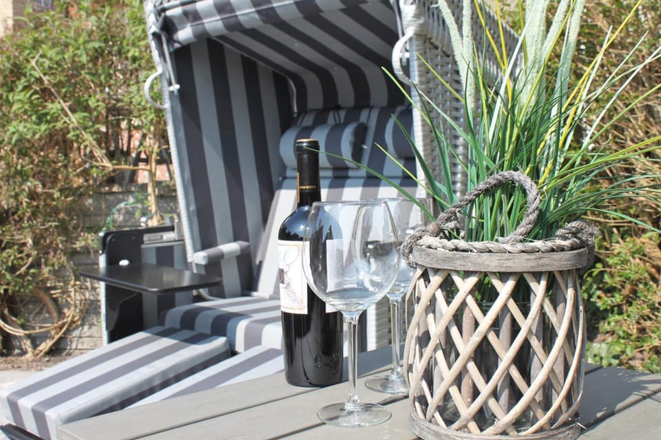 Day, Seating area