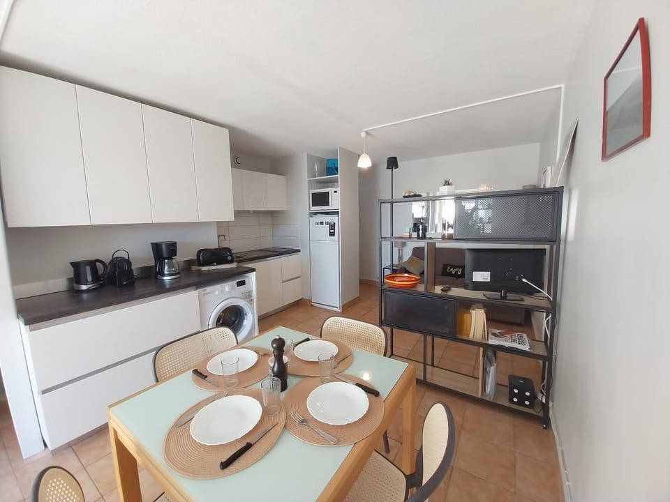 Kitchen or kitchenette, Dining area, kitchen