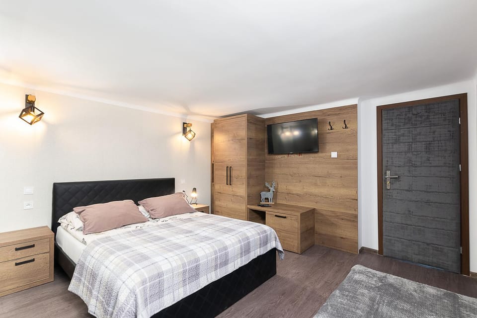 Bed, TV and multimedia, Photo of the whole room, Seating area, Bedroom, towels, towels, wardrobe