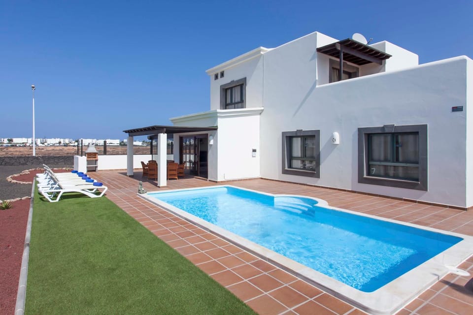 Property building, Garden, Swimming pool