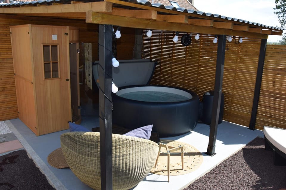 Hot Tub, Sauna