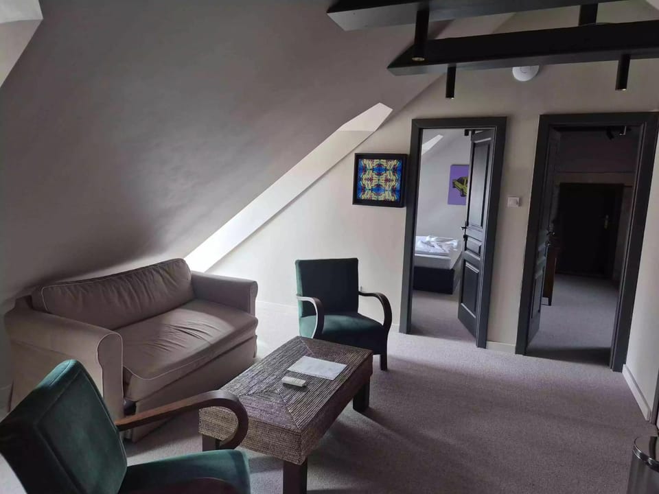Photo of the whole room, Seating area