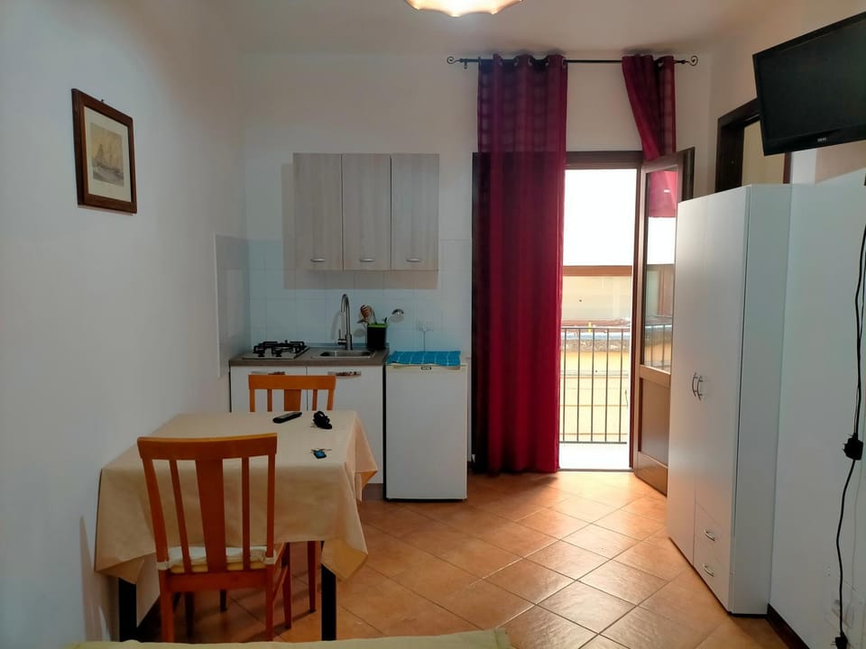 TV and multimedia, Kitchen or kitchenette, Dining area, stove