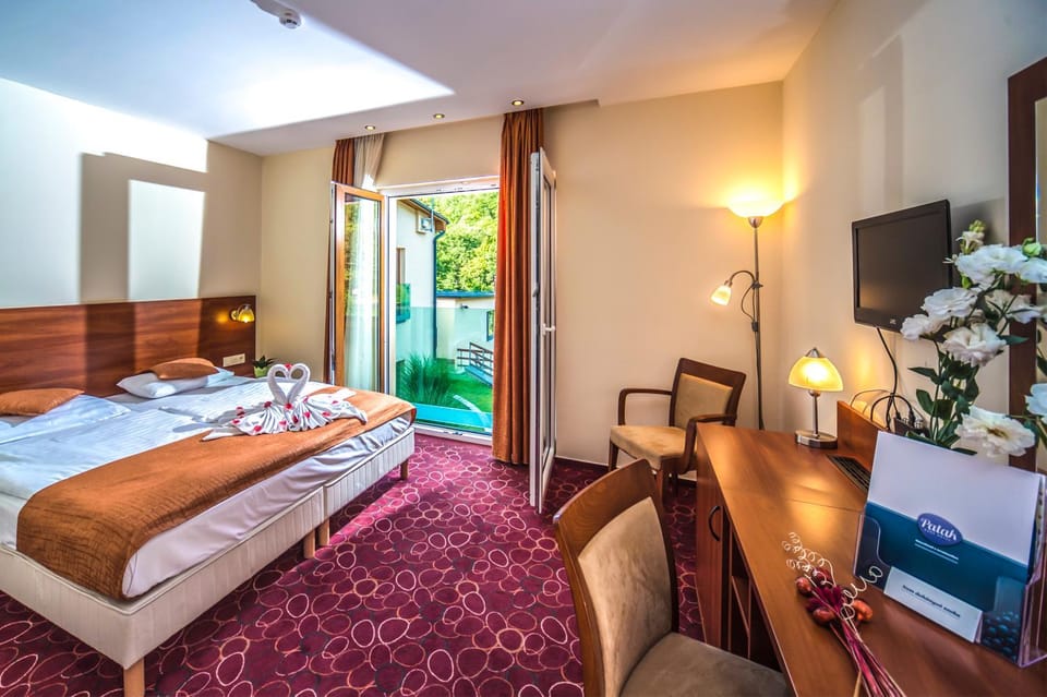 Bed, Balcony/Terrace, Living room, Photo of the whole room, Bedroom, Garden view, Mountain view, River view