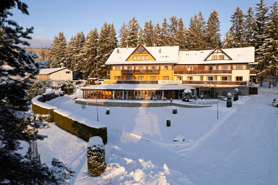 Property building, Restaurant/places to eat, Day, Natural landscape, Bird's eye view, Winter, Skiing, Sports, Sunset