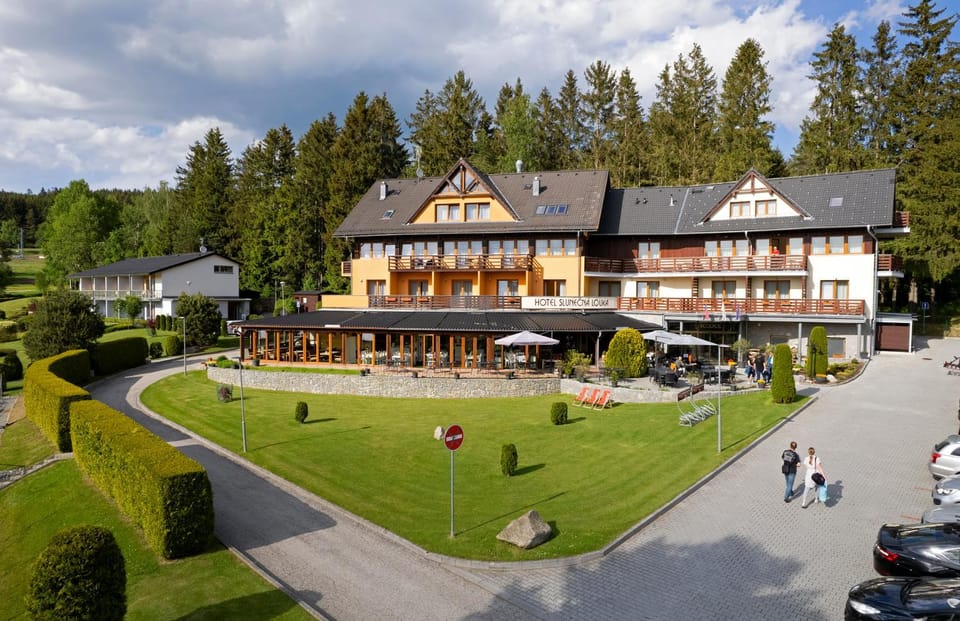 Property building, Restaurant/places to eat, Restaurant/places to eat, Day, Bird's eye view, Garden, Garden view, Mountain view, Location, Parking