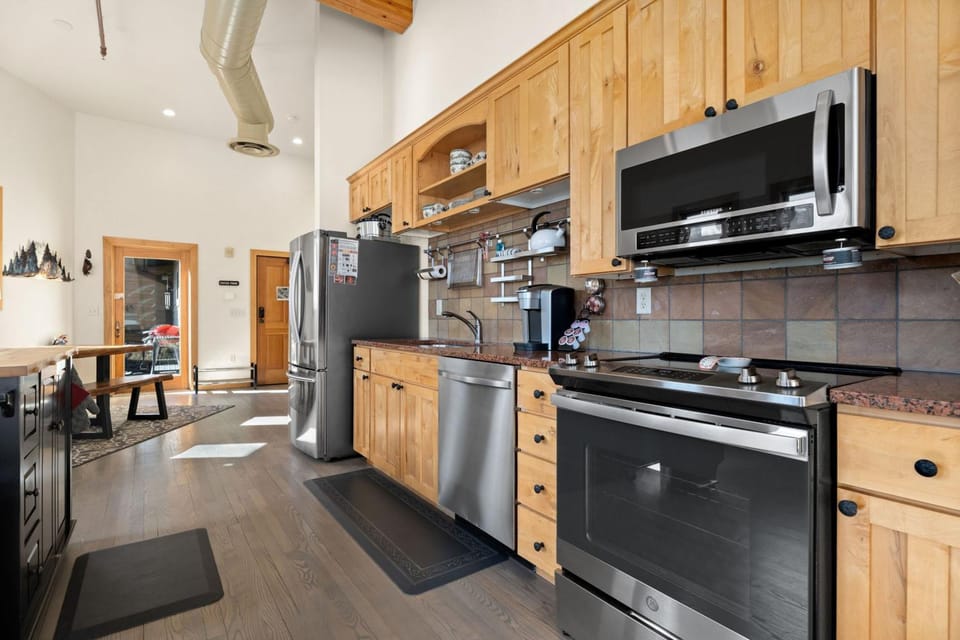 Spacious Dtwn Estes Park Loft Condo: 4 Mi to RMNP House in Estes Park