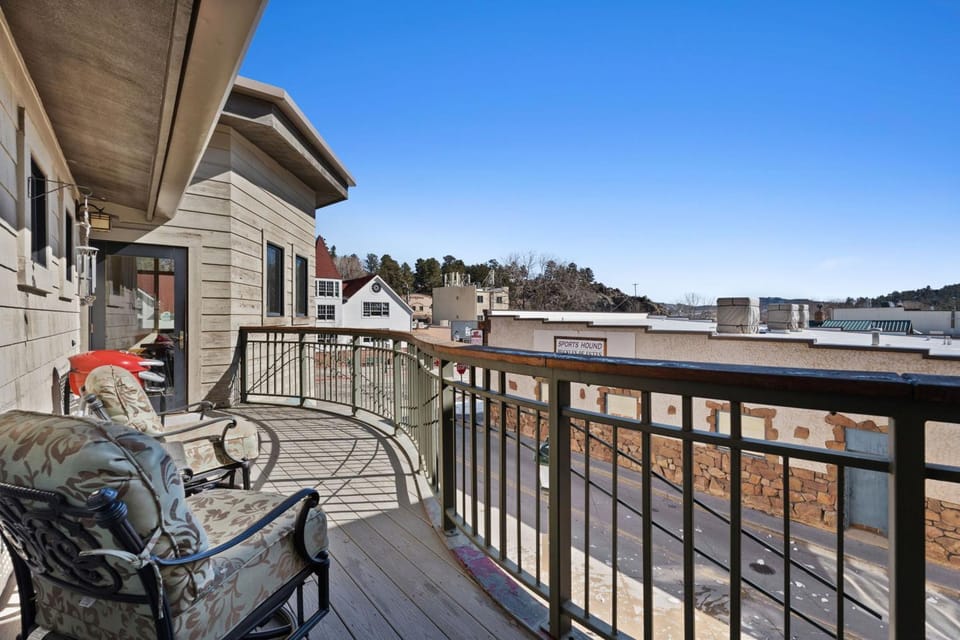 Spacious Dtwn Estes Park Loft Condo: 4 Mi to RMNP House in Estes Park