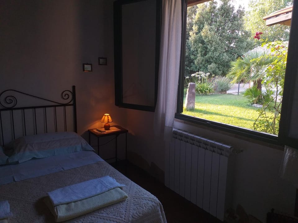 Photo of the whole room, Garden view