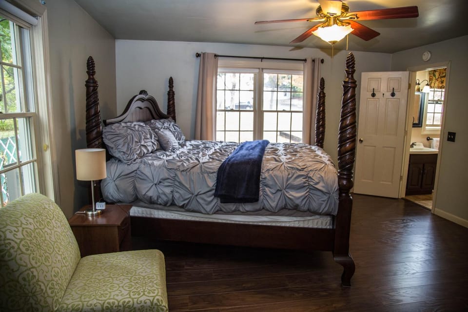Sunnyside home near Sunday River, Black Mountain, Lakes and Hikes House in Rumford