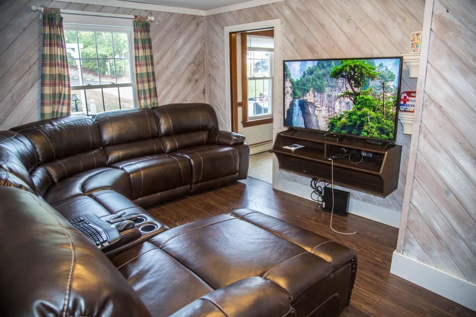 Sunnyside home near Sunday River, Black Mountain, Lakes and Hikes House in Rumford