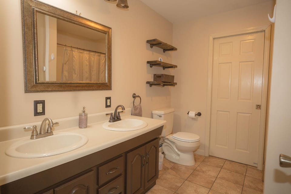Sunnyside home near Sunday River, Black Mountain, Lakes and Hikes House in Rumford