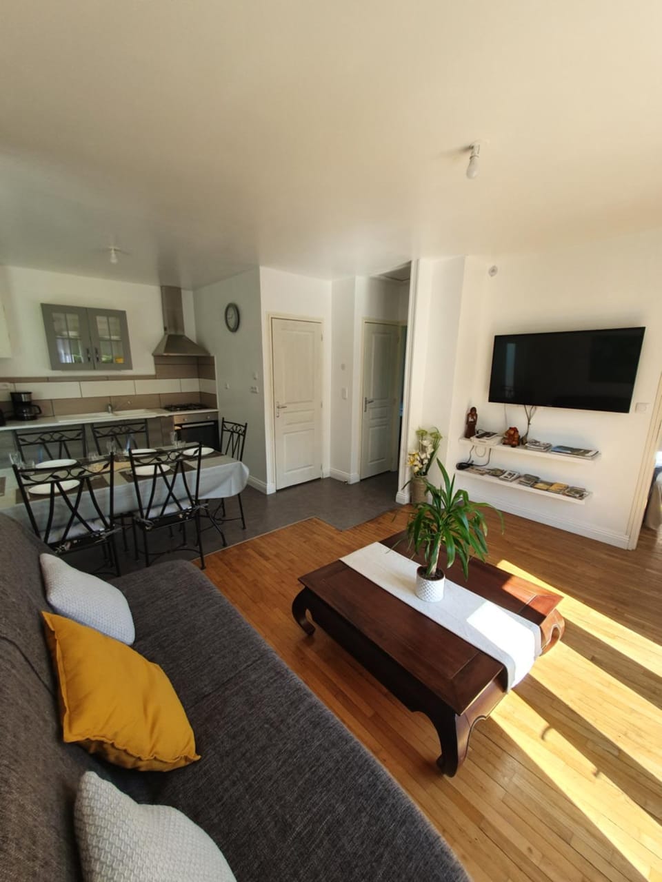 TV and multimedia, Seating area, Dining area