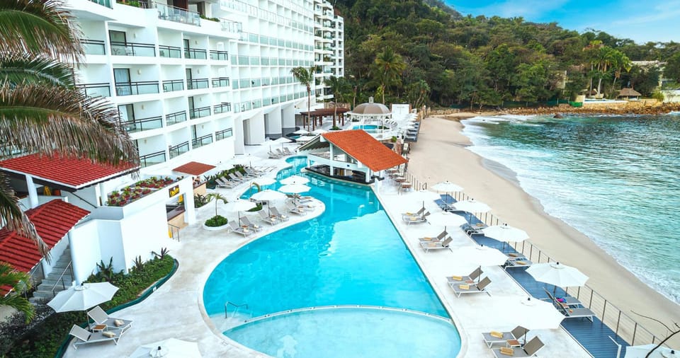 Property building, Day, Beach, Pool view, Sea view, Swimming pool, sunbed
