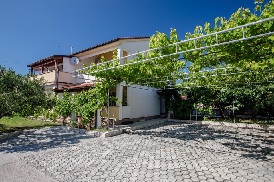 Property building, Garden, Garden view, Parking