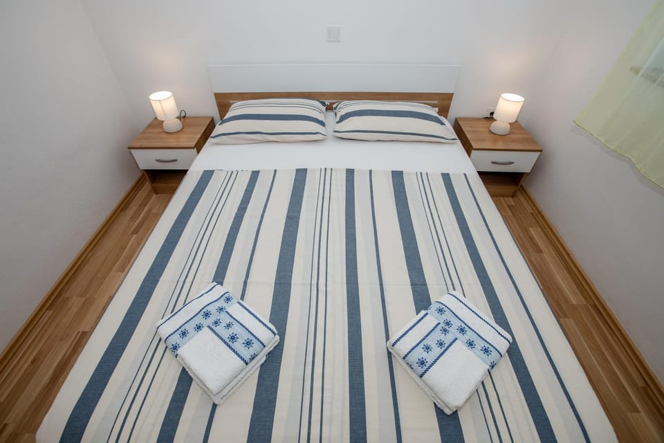 Bed, Bedroom, towels