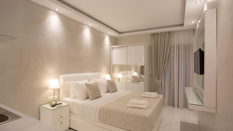 Bed, TV and multimedia, Photo of the whole room, Bedroom