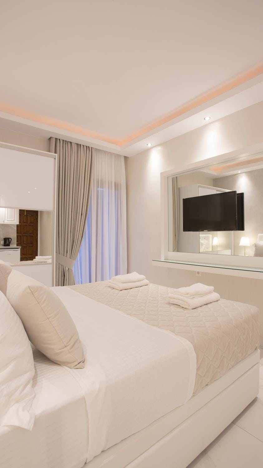 Bed, TV and multimedia, Photo of the whole room, Bedroom
