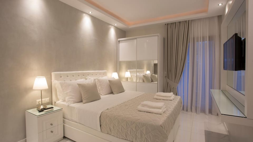 Bed, TV and multimedia, Photo of the whole room, Bedroom