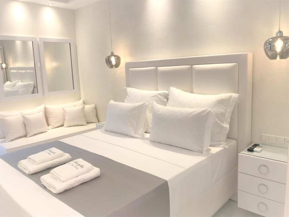Bed, Living room, Bedroom