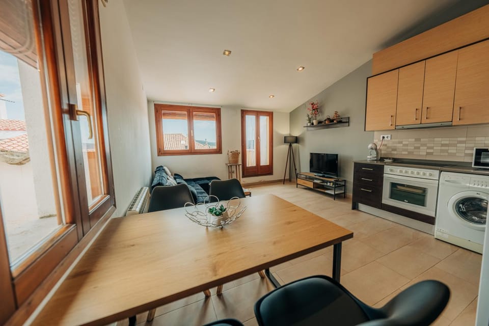Kitchen or kitchenette, Dining area, oven, washing machine