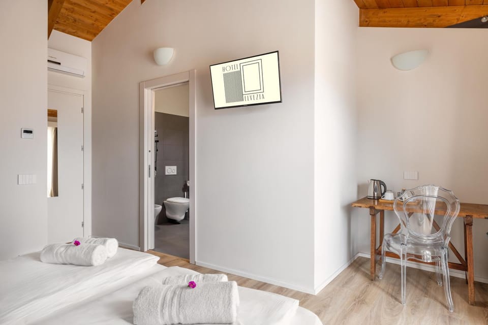 Bed, TV and multimedia, Photo of the whole room, Bedroom, towels, air conditioner