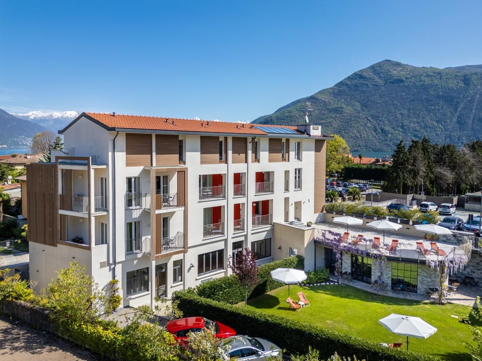 Property building, Nearby landmark, Restaurant/places to eat, Spring, Day, Neighbourhood, Natural landscape, Mountain view, Breakfast, Location, Parking