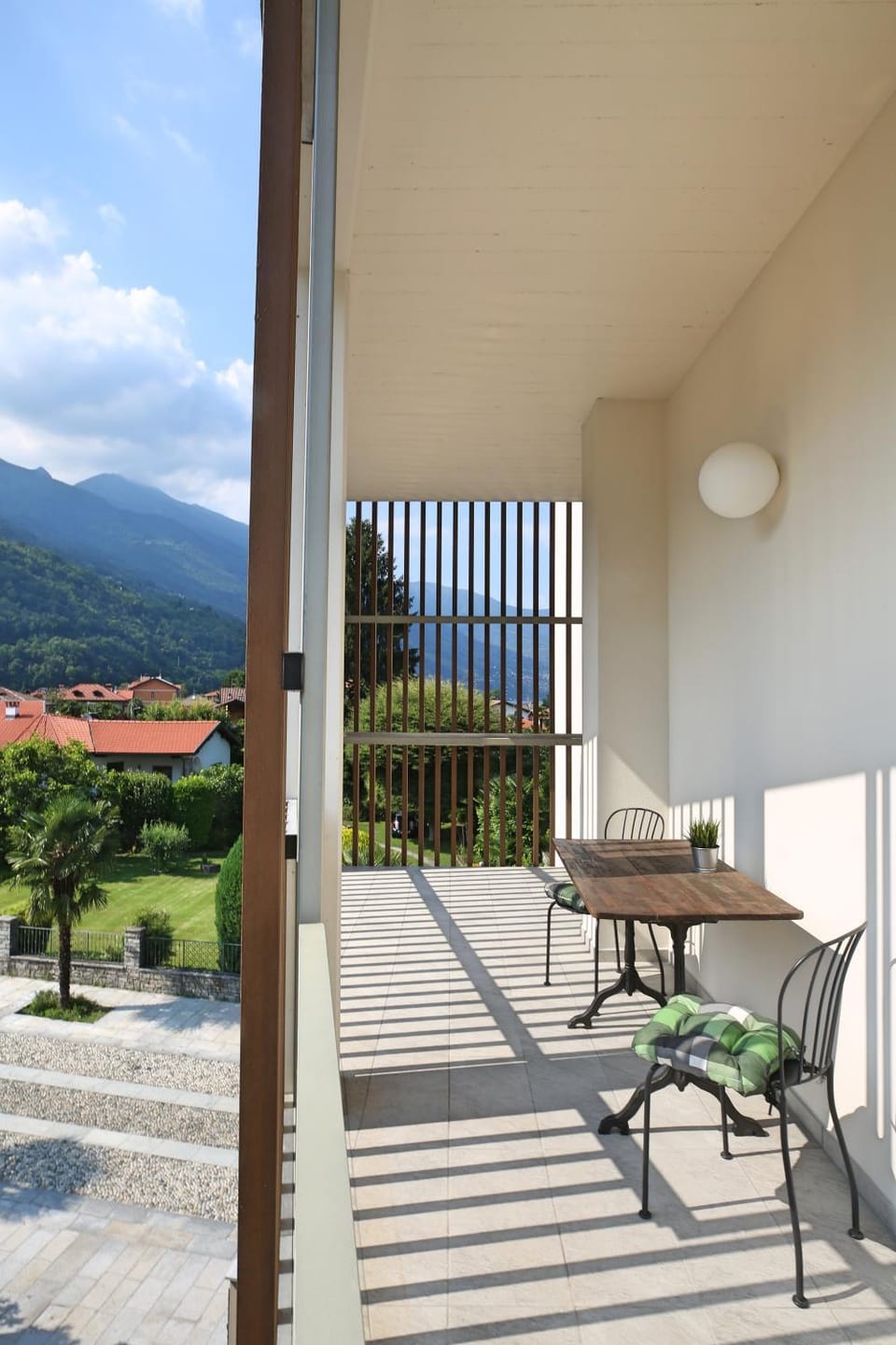 Property building, Patio, Spring, Day, Natural landscape, View (from property/room), Balcony/Terrace, Seating area, Dining area, Mountain view, Facility for disabled guests