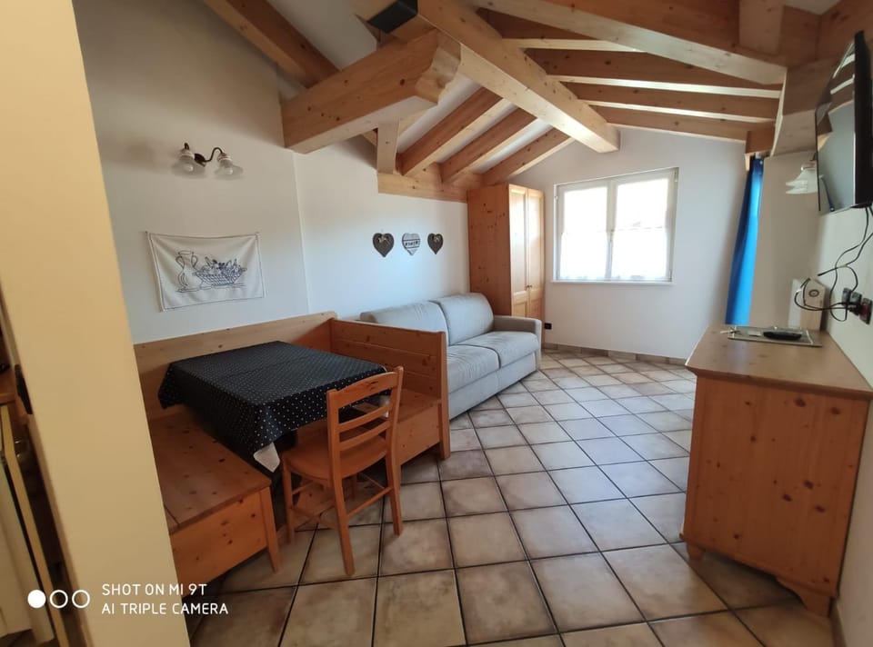 Photo of the whole room, Dining area