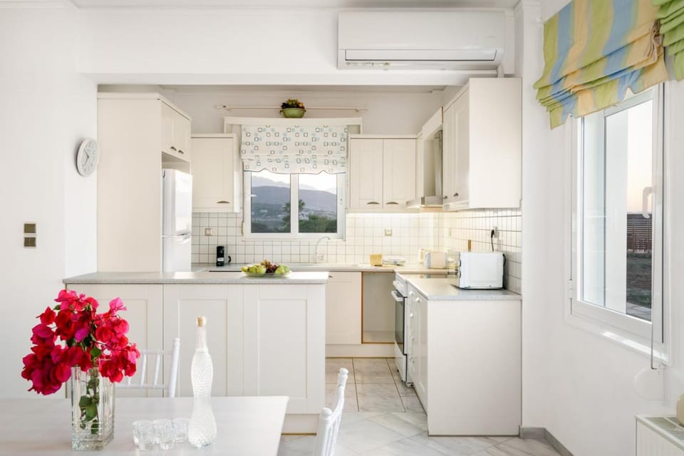 Kitchen or kitchenette, minibar