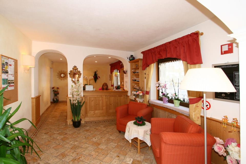 Day, Lobby or reception, Decorative detail