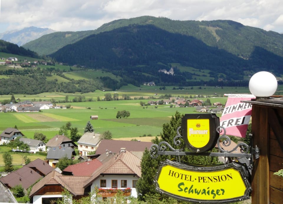 Nearby landmark, Neighbourhood, Natural landscape, Logo/Certificate/Sign, Mountain view, Area and facilities