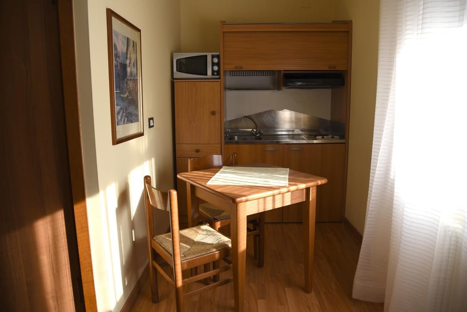 Kitchen or kitchenette, Dining area, stove