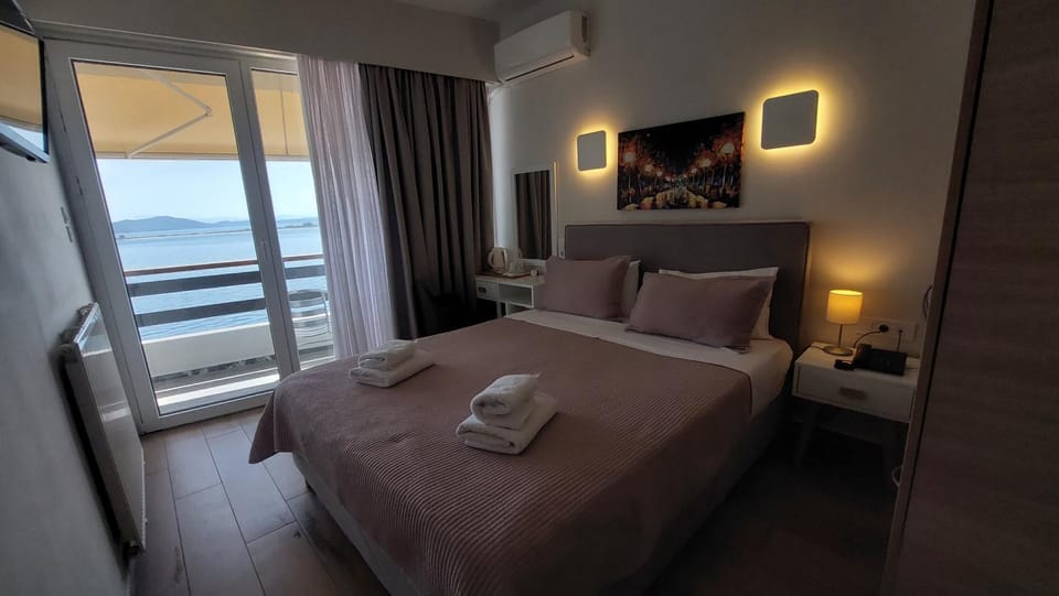 Bed, Bedroom, Sea view