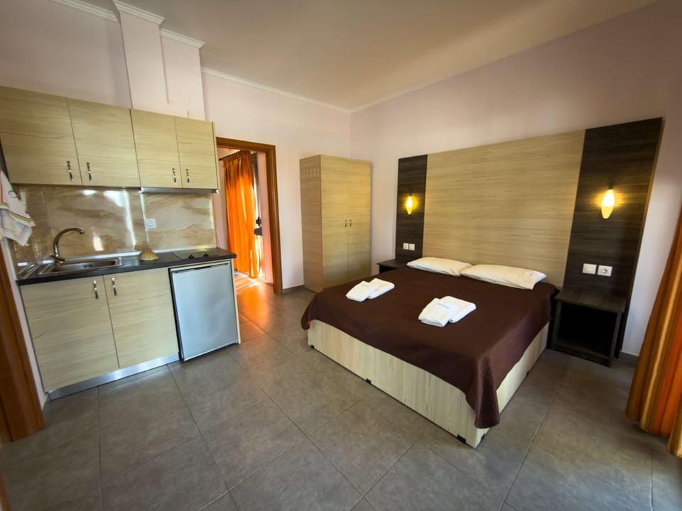 Photo of the whole room, Bedroom, kitchen