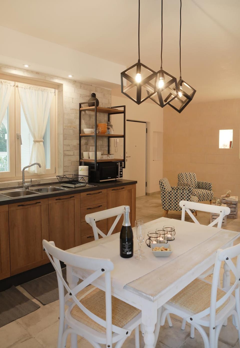 Kitchen or kitchenette, Dining area