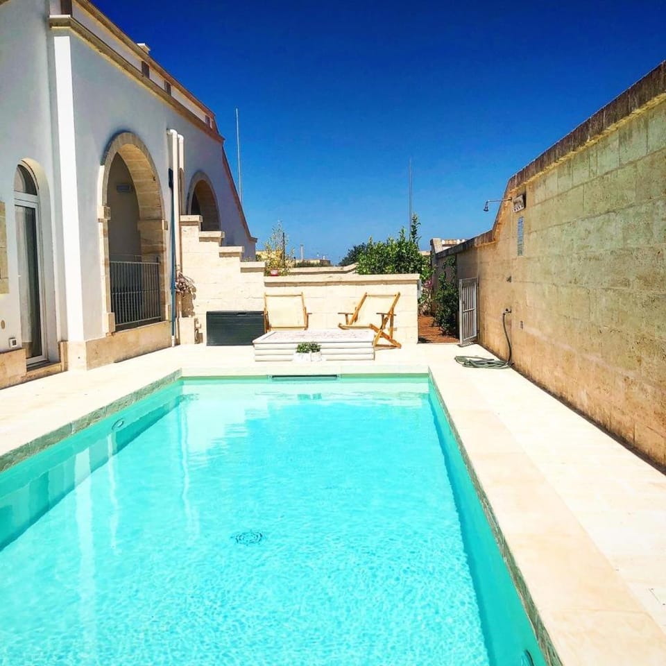 Shower, Swimming pool, Swimming pool