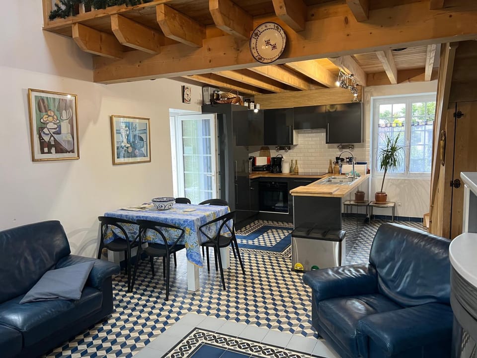 Kitchen or kitchenette, Living room, Seating area, Dining area