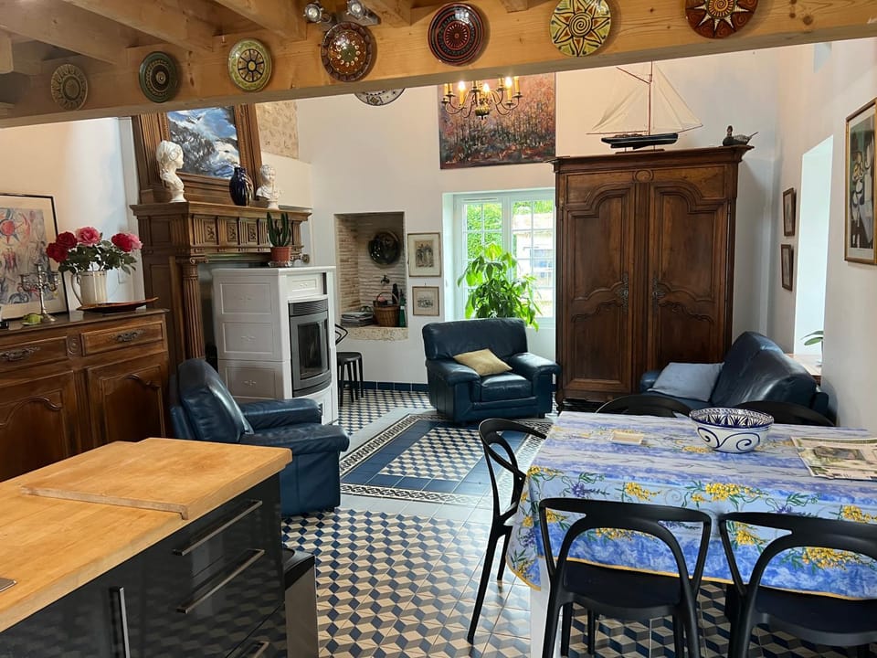 Kitchen or kitchenette, Living room, Seating area, Dining area, oven, stove