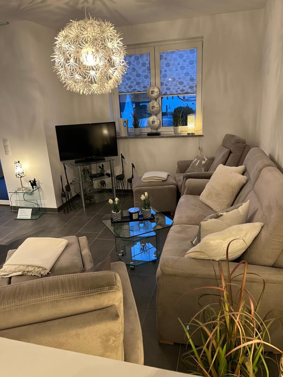 TV and multimedia, Living room, Seating area, Evening entertainment